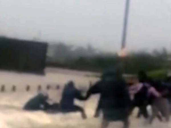 ಚೆನ್ನೈ ಪ್ರವಾಹಕ್ಕೆ ಕೊಚ್ಚಿ ಹೋದ ಬೈಕ್ ಸವಾರನ ರಕ್ಷಣೆ 