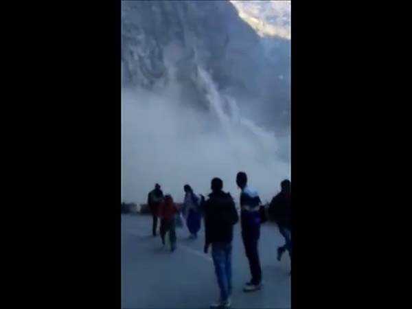 ಮನಲಿ ಹೆದ್ದಾರಿಯಲ್ಲಿ ಭಾರಿ ಪ್ರಮಾಣದ ಗುಡ್ಡ ಜರಿತ ಸೃಷ್ಟಿಸಿದ ಅವಾಂತರ