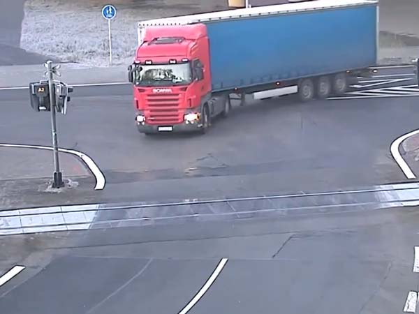 ಹಳಿ ದಾಟುತ್ತಿದ್ದ ಬೃಹತ್ ಟ್ರಕ್‌ಗೆ ಪ್ರಯಾಣಿಕ ರೈಲು ಢಿಕ್ಕಿ