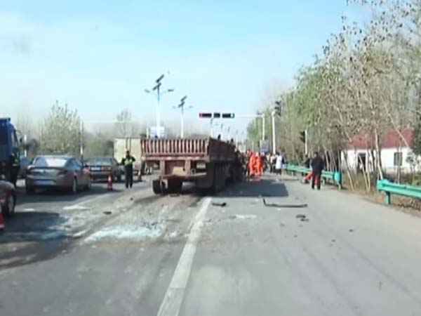 ನೋಡುಗರನ್ನು ಬೆಚ್ಚಿ ಬೀಳಿಸಿದ ವಿಚಿತ್ರ ಟ್ರಕ್ ಅಪಘಾತ
