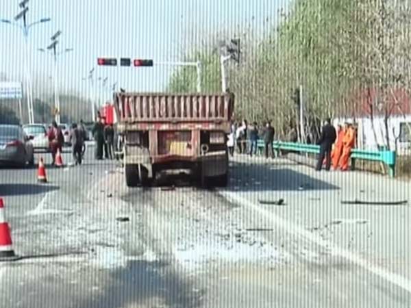 ನೋಡುಗರನ್ನು ಬೆಚ್ಚಿ ಬೀಳಿಸಿದ ವಿಚಿತ್ರ ಟ್ರಕ್ ಅಪಘಾತ