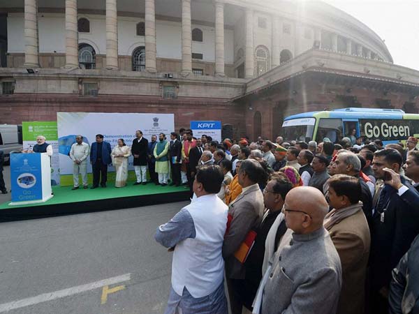 ಮೋದಿ ಮಂತ್ರ; ಸಂಸದರ ಓಡಾಟಕ್ಕೆ ವಿದ್ಯುತ್ ಚಾಲಿತ ಬಸ್
