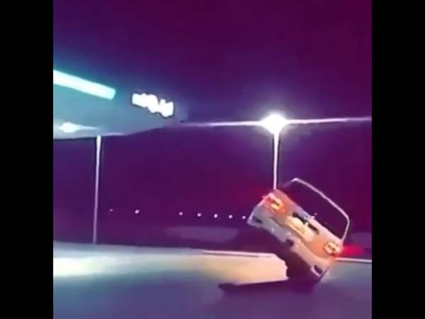 ಪೆಟ್ರೋಲ್ ಬಂಕ್‌ನಲ್ಲಿ ಸ್ಟಂಟ್ ಡ್ರೈವಿಂಗ್; ಪೊಲೀಸರಿಂದ ತಕ್ಕ ಶಾಸ್ತಿ