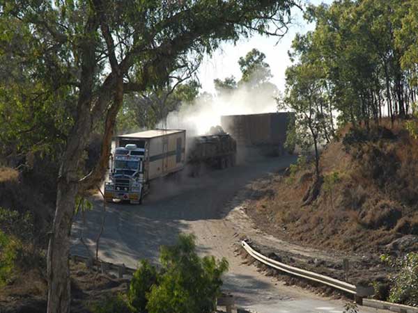 ರಸ್ತೆಯಲ್ಲೂ ಓಡುವ ಗೂಡ್ಸ್ ಬಂಡಿ; ಇದುವೇ ರೋಡ್ ಟ್ರೈನ್..!