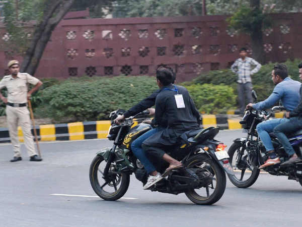 ಬೆಂಗ್ಳೂರಿಗರಿಗೆ ತಲೆನೋವಾದ ಹಿಂಬದಿ ಸವಾರರಿಗೂ ಹೆಲ್ಮೆಟ್ ಕಡ್ಡಾಯ ನಿಯಮ