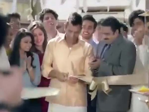 ಹೊಸ ವರ್ಷದಲ್ಲಿ ಧೋನಿ-ಪ್ರಭು 'ಲುಂಗಿ' ಡ್ಯಾನ್ಸ್ 