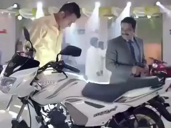 ಹೊಸ ವರ್ಷದಲ್ಲಿ ಧೋನಿ-ಪ್ರಭು 'ಲುಂಗಿ' ಡ್ಯಾನ್ಸ್ 