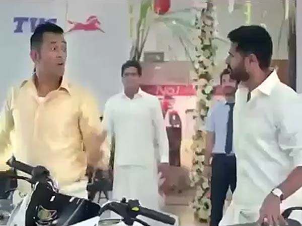 ಹೊಸ ವರ್ಷದಲ್ಲಿ ಧೋನಿ-ಪ್ರಭು 'ಲುಂಗಿ' ಡ್ಯಾನ್ಸ್ 