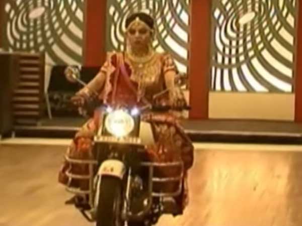 ಮದುವೆ ಮಂಟಪಕ್ಕೆ ಬುಲೆಟ್ ಓಡಿಸಿ ಬಂದ ಮದುಮಗಳು