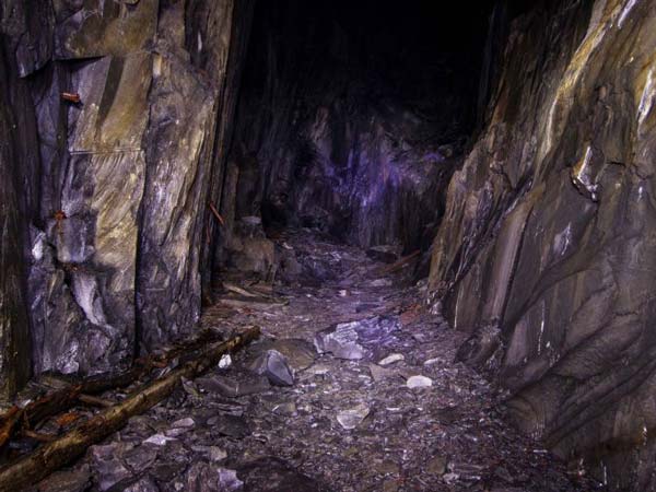 ವೇಲ್ಸ್ ಗಣಿಯಲ್ಲಿ ನಿಗೂಢ ಕಾರುಗಳ ಅವಶೇಷಗಳು ಪತ್ತೆ 