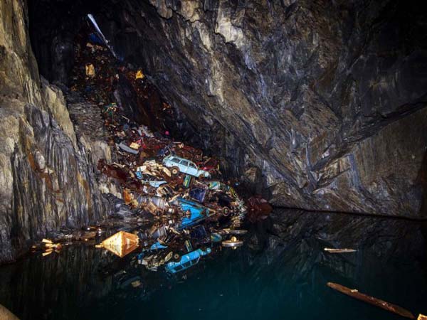 ವೇಲ್ಸ್ ಗಣಿಯಲ್ಲಿ ನಿಗೂಢ ಕಾರುಗಳ ಅವಶೇಷಗಳು ಪತ್ತೆ 