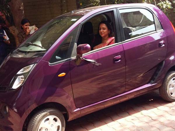 ಟಾಟಾ ನ್ಯಾನೋಗೆ ಮನ ಸೋತ ಸೌಂದರ್ಯ ರಾಣಿ ಹೇಮಾ ಮಾಲಿನಿ