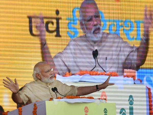 ರಿಕ್ಷಾ ಏರಿದ ಪ್ರಧಾನಿ ಮೋದಿ; ಓಲಾ ಇ-ರಿಕ್ಷಾಗಳಿಗೆ ಚಾಲನೆ 