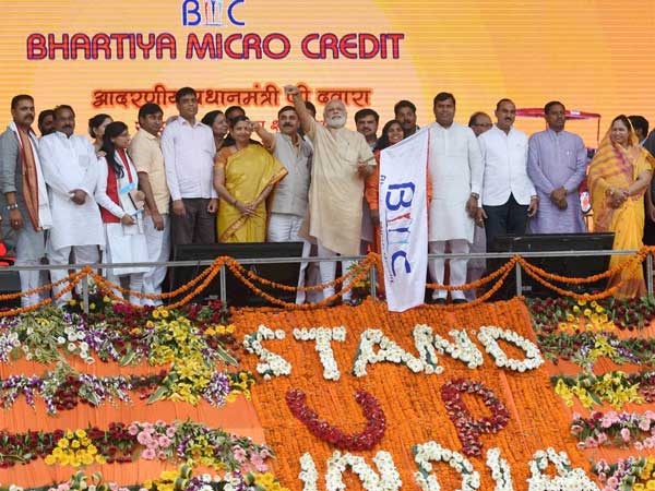 ರಿಕ್ಷಾ ಏರಿದ ಪ್ರಧಾನಿ ಮೋದಿ; ಓಲಾ ಇ-ರಿಕ್ಷಾಗಳಿಗೆ ಚಾಲನೆ 