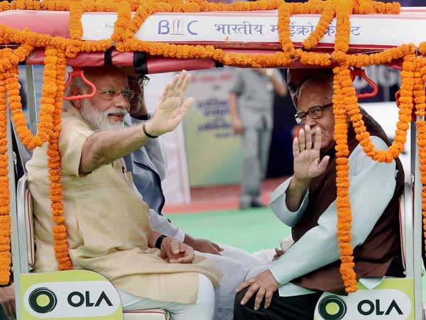 ರಿಕ್ಷಾ ಏರಿದ ಪ್ರಧಾನಿ ಮೋದಿ; ಓಲಾ ಇ-ರಿಕ್ಷಾಗಳಿಗೆ ಚಾಲನೆ 