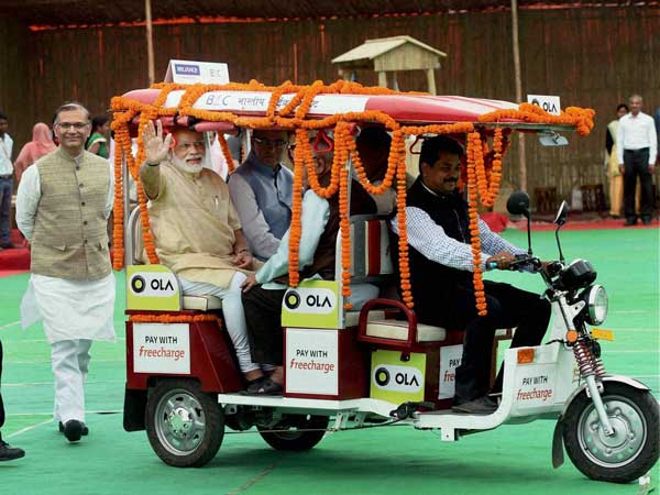 ರಿಕ್ಷಾ ಏರಿದ ಪ್ರಧಾನಿ ಮೋದಿ; ಓಲಾ ಇ-ರಿಕ್ಷಾಗಳಿಗೆ ಚಾಲನೆ 