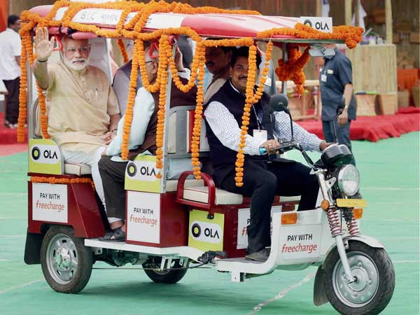ರಿಕ್ಷಾ ಏರಿದ ಪ್ರಧಾನಿ ಮೋದಿ; ಓಲಾ ಇ-ರಿಕ್ಷಾಗಳಿಗೆ ಚಾಲನೆ 