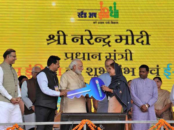 ರಿಕ್ಷಾ ಏರಿದ ಪ್ರಧಾನಿ ಮೋದಿ; ಓಲಾ ಇ-ರಿಕ್ಷಾಗಳಿಗೆ ಚಾಲನೆ 