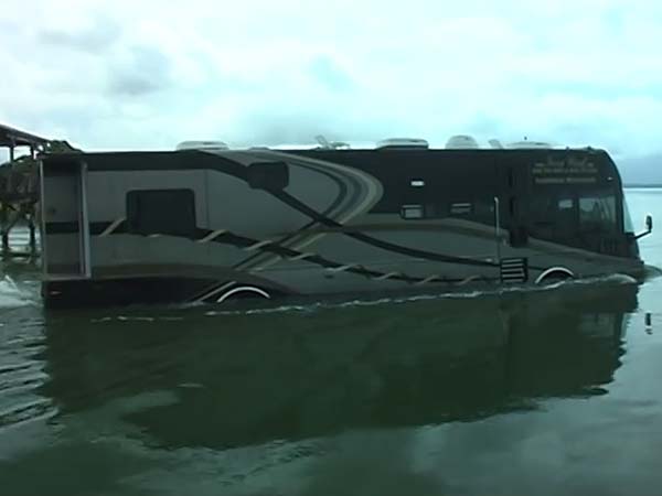 ವಾಹನ ಲೋಕವನ್ನೇ ಬೆರಗುಗೊಳಿಸಿದ ಉಭಯಚರ ಗಾಡಿ 