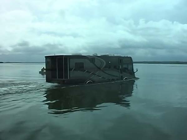 ವಾಹನ ಲೋಕವನ್ನೇ ಬೆರಗುಗೊಳಿಸಿದ ಉಭಯಚರ ಗಾಡಿ 