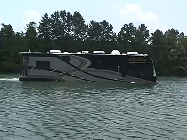 ವಾಹನ ಲೋಕವನ್ನೇ ಬೆರಗುಗೊಳಿಸಿದ ಉಭಯಚರ ಗಾಡಿ 