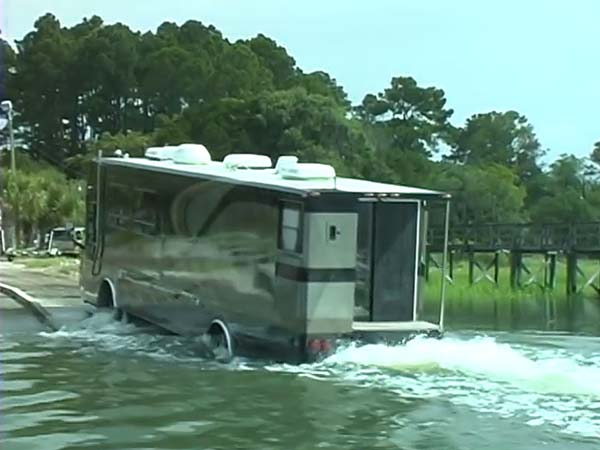 ವಾಹನ ಲೋಕವನ್ನೇ ಬೆರಗುಗೊಳಿಸಿದ ಉಭಯಚರ ಗಾಡಿ 