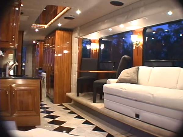 ವಾಹನ ಲೋಕವನ್ನೇ ಬೆರಗುಗೊಳಿಸಿದ ಉಭಯಚರ ಗಾಡಿ 