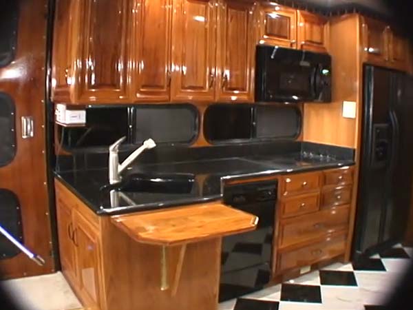 ವಾಹನ ಲೋಕವನ್ನೇ ಬೆರಗುಗೊಳಿಸಿದ ಉಭಯಚರ ಗಾಡಿ 