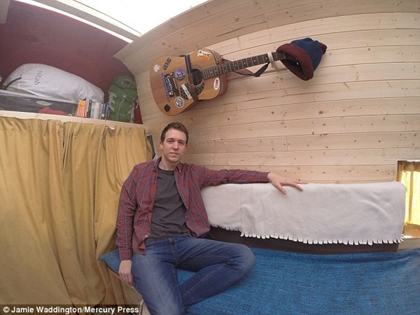 ಬಾಡಿಗೆಯಿಂದ ಮುಕ್ತಿಗಾಗಿ ವಾಹನವನ್ನೇ ಮನೆಯಾಗಿ ಪರಿವರ್ತಿಸಿದ ಮಾಜಿ ಸೈನಿಕ