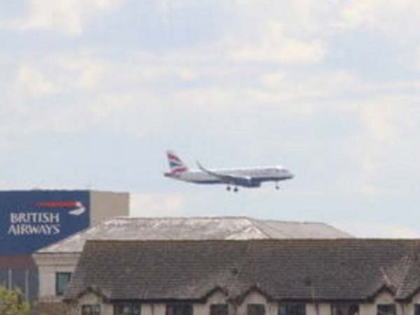 ರನ್ವೇಗೆ ಇಳಿಯುತ್ತಿದ್ದ ವಿಮಾನಕ್ಕೆ ಡ್ರೋನ್ ಢಿಕ್ಕಿ; ತಪ್ಪಿದ ದುರಂತ 