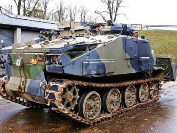 24. ಎಫ್ ವಿ180 ಯುದ್ಧ ಎಂಜಿನಿಯರ್ ಟ್ರ್ಯಾಕ್ಟರ್ 