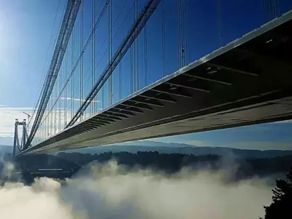 ಚೀನಾದಲ್ಲಿದೆ ಏಷ್ಯಾದ ಅತಿ ದೊಡ್ಡದಾದ ತೂಗು ಸೇತುವೆ