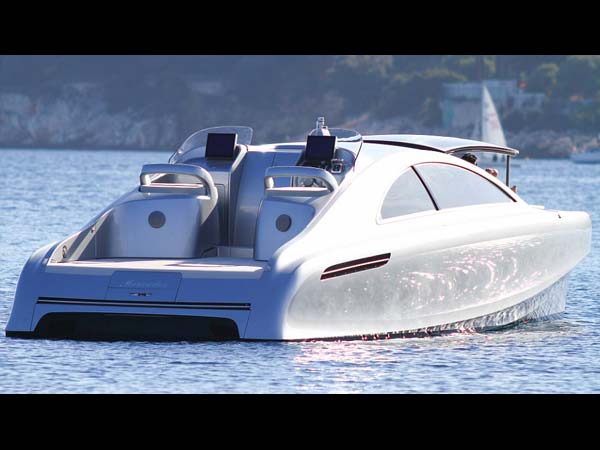 ನೀರಲ್ಲಿ ಬೋಟ್ ಅಲ್ಲ ಕಾರು; ಇದು ಬೆಂಝ್ ಕಮಾಲ್ 