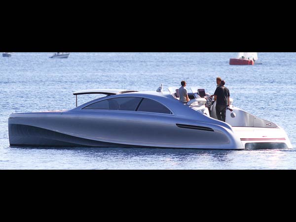 ನೀರಲ್ಲಿ ಬೋಟ್ ಅಲ್ಲ ಕಾರು; ಇದು ಬೆಂಝ್ ಕಮಾಲ್ 