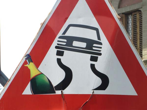 ಅರ್ಥವತ್ತಾದ ಸಂದೇಶ ಸಾರುವ ವ್ಯಂಗ್ಯ ರಸ್ತೆ ಸೂಚನಾ ಫಲಕಗಳು