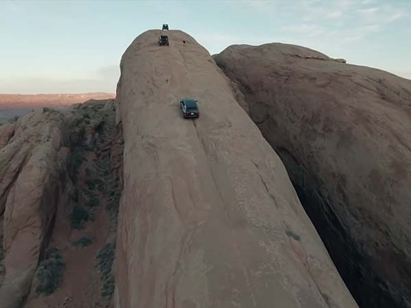 ಜೀಪ್ ಸಾಮರ್ಥ್ಯದ ಬಗ್ಗೆ ಸಂದೇಹವಿದ್ದಲ್ಲಿ ಈ ಅಮೋಘ ವಿಡಿಯೋ ವೀಕ್ಷಿಸಿ