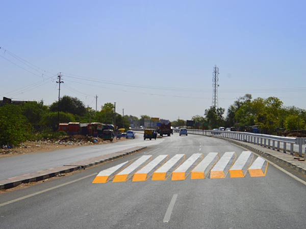 ವೇಗಕ್ಕೆ ಕಡಿವಾಣ ಹಾಕಲು ತ್ರಿಡಿ ರಸ್ತೆ ಚಿತ್ರದೊಂದಿಗೆ ಇಬ್ಬರು ಮಹಿಳೆಯರ ಚಮತ್ಕಾರ!