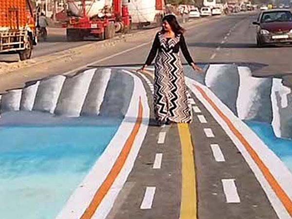 ವೇಗಕ್ಕೆ ಕಡಿವಾಣ ಹಾಕಲು ತ್ರಿಡಿ ರಸ್ತೆ ಚಿತ್ರದೊಂದಿಗೆ ಇಬ್ಬರು ಮಹಿಳೆಯರ ಚಮತ್ಕಾರ!