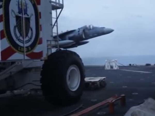 ಸಾಗರದಲ್ಲಿ ಕುರ್ಚಿಯ ಮೇಲೆ ಫೈಟರ್ ಜೆಟ್ ಲ್ಯಾಂಡ್ ಮಾಡಿದ ಪೈಲಟ್