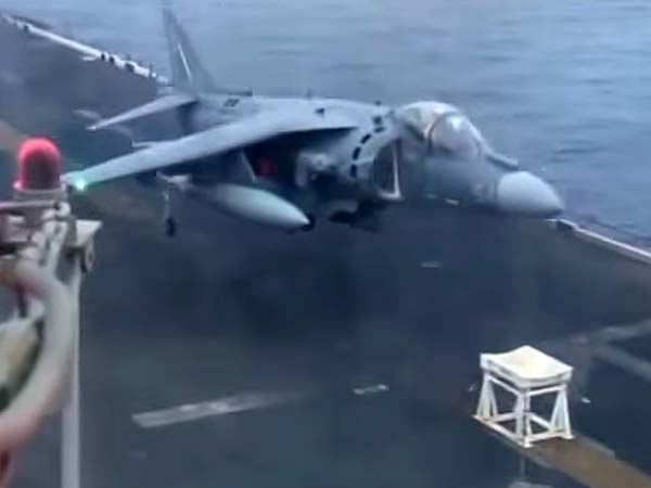 ಸಾಗರದಲ್ಲಿ ಕುರ್ಚಿಯ ಮೇಲೆ ಫೈಟರ್ ಜೆಟ್ ಲ್ಯಾಂಡ್ ಮಾಡಿದ ಪೈಲಟ್