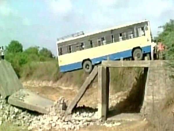 ಬಸ್ ಸಂಚರಿಸುವಾಗಲೇ ಮುರಿದು ಬಿದ್ದ ಸೇತುವೆ; ಯಾತ್ರಿಕರು ಪವಾಡ ಸದೃಶ ಪಾರು