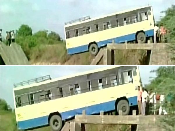 ಬಸ್ ಸಂಚರಿಸುವಾಗಲೇ ಮುರಿದು ಬಿದ್ದ ಸೇತುವೆ; ಯಾತ್ರಿಕರು ಪವಾಡ ಸದೃಶ ಪಾರು