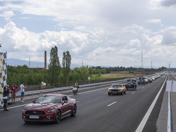 ಸಾಲು ಗಟ್ಟಿ ನಿಂತ ಕಾರುಗಳು; ಫೋರ್ಡ್ ನಿಂದ ವಿಶ್ವ ದಾಖಲೆ