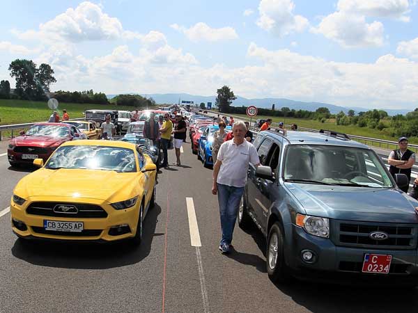 ಸಾಲು ಗಟ್ಟಿ ನಿಂತ ಕಾರುಗಳು; ಫೋರ್ಡ್ ನಿಂದ ವಿಶ್ವ ದಾಖಲೆ