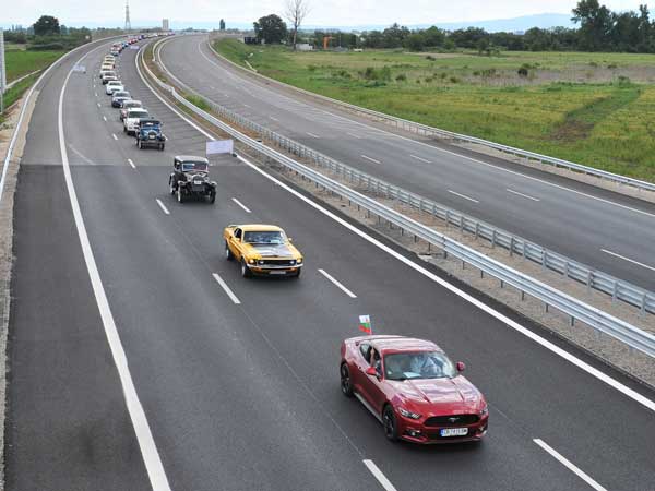 ಸಾಲು ಗಟ್ಟಿ ನಿಂತ ಕಾರುಗಳು; ಫೋರ್ಡ್ ನಿಂದ ವಿಶ್ವ ದಾಖಲೆ