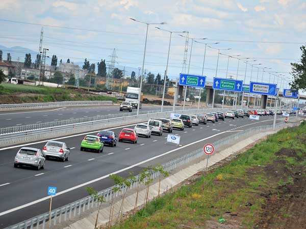 ಸಾಲು ಗಟ್ಟಿ ನಿಂತ ಕಾರುಗಳು; ಫೋರ್ಡ್ ನಿಂದ ವಿಶ್ವ ದಾಖಲೆ