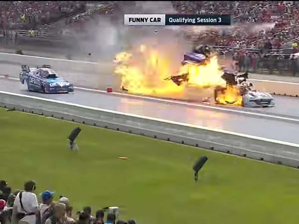 ರೇಸ್ ಮಧ್ಯೆ ಎಂಜಿನ್ ಸ್ಪೋಟ; ಹೊತ್ತಿ ಉರಿದ ಕಾರು