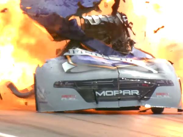 ರೇಸ್ ಮಧ್ಯೆ ಎಂಜಿನ್ ಸ್ಪೋಟ; ಹೊತ್ತಿ ಉರಿದ ಕಾರು