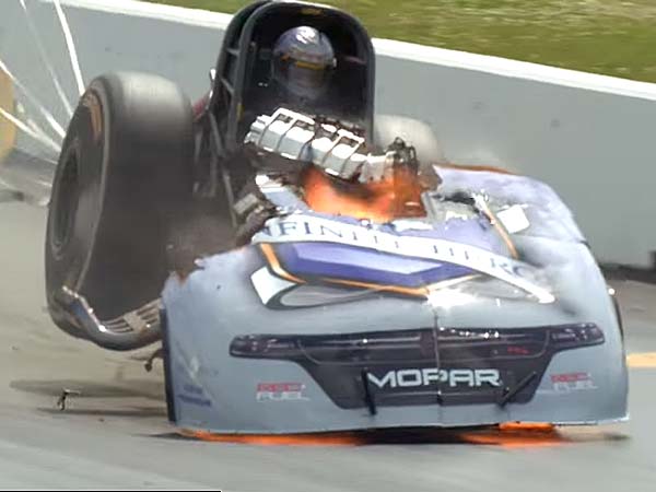 ರೇಸ್ ಮಧ್ಯೆ ಎಂಜಿನ್ ಸ್ಪೋಟ; ಹೊತ್ತಿ ಉರಿದ ಕಾರು