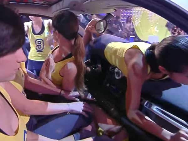 ಸ್ಮಾರ್ಟ್ ಕಾರಿನೊಳಗೆ ನುಗ್ಗಿದ 20 ತರುಣಿಯರ ಗಿನ್ನೆಸ್ ವಿಶ್ವ ದಾಖಲೆ!